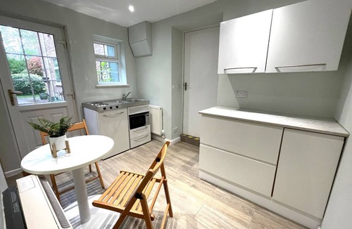 Cambridge House | Convenient Studio nr Addenbrookes with Parking