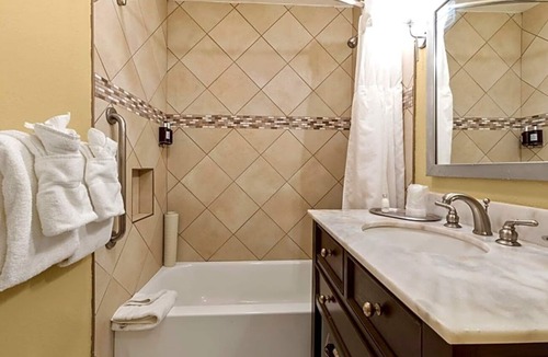 Corte Madera Hotel | Convenient Suite | Near Trails & Dining | Outdoor Pool | Parking | BBQ Area