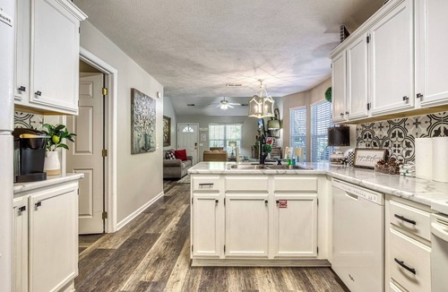 Pigeon Forge Ski Chalet | Convenient to Dollywood-Dinner Shows Two Bedroom Two Bathroom- Internet Access