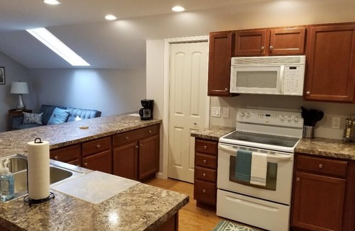 Sunbury Apartment | Convenient to the center of town! Beautifully decorated, quiet apartment.