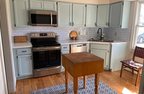 Midway House | Convenient Townhome in the heart of horse and bourbon country!