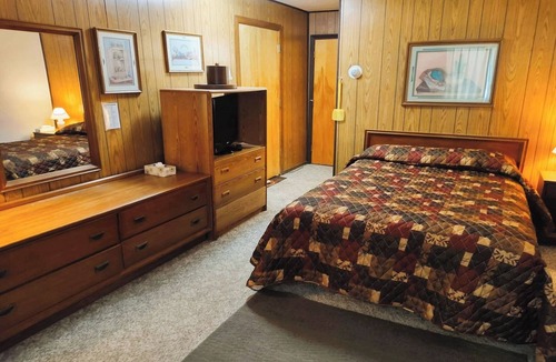International Falls Hotel | Convenient Retreat w/Free Breakfast Ideal for Exploring Voyageurs National Park