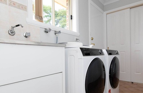 Orange East Villa | Convenient Villa on McLachlan - Walk to the CBD