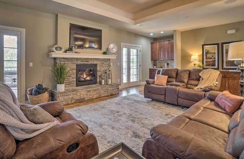 Branson Villa | Conveniently Located Branson Getaway w/ Pool!