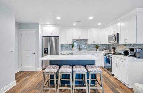 Metairie Condo | Conveniently Located Contemporary 6 Bed/6 Bath 15 Min to Downtown