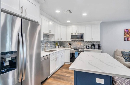 Metairie Condo | Conveniently Located Contemporary 6 Bed/6 Bath 15 Min to Downtown
