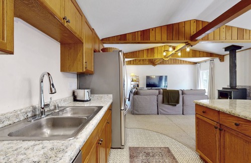 Donner Lake Woods House | Conveniently located home with fully stocked kitchen, w/d, fast wifi & loft