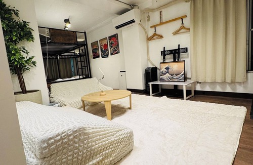 Nishi-Shinjuku Apartment | Conveniently located right next to Central Park and a 2-minute walk from the station! Cherry blossom illumination and picnics can be enjoyed. Easy to get anywhere in the central city center!