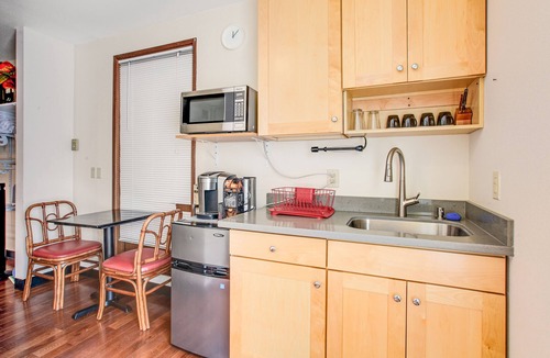 Mid-Beacon Hill Apartment | Conveniently located South Seattle studio with WiFi - close to downtown