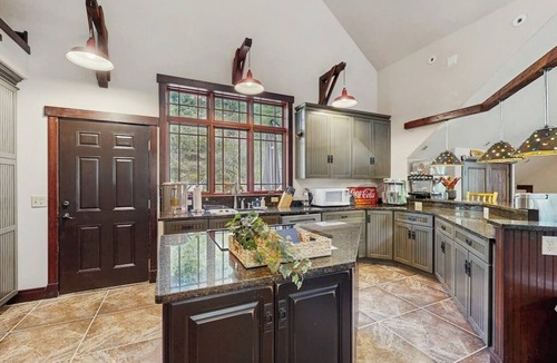 Kalispell House | Conveniently located home w/full kitchen, w/d, deck & near lake