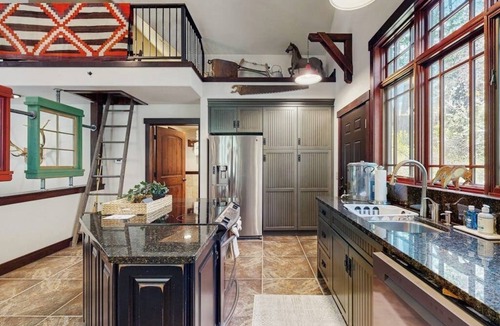 Kalispell House | Conveniently located home w/full kitchen, w/d, deck & near lake