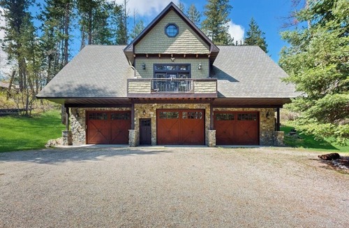 Kalispell House | Conveniently located home w/full kitchen, w/d, deck & near lake