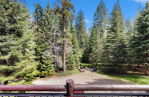 Kalispell House | Conveniently located home w/full kitchen, w/d, deck & near lake