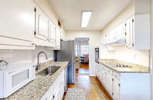 Southaven House | Conveniently located home with pool, yard, patio, grill, & washer/dryer