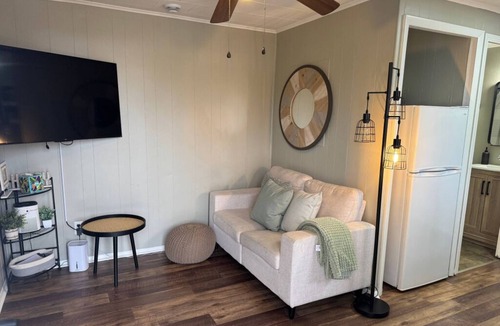 Vincennes Apartment | Conveniently located, cozy units designed with the business traveler in mind.