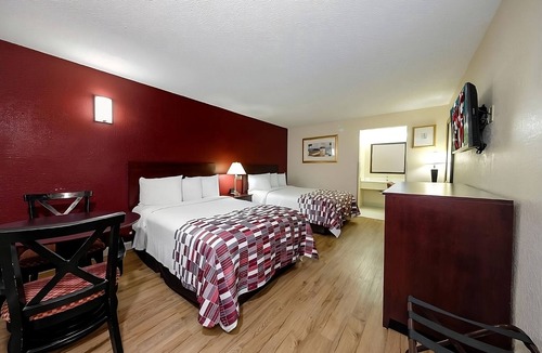 Ellenton Hotel | Conveniently To Excellent Transportation! Pet-friendly, Outdoor Pool, Parking!