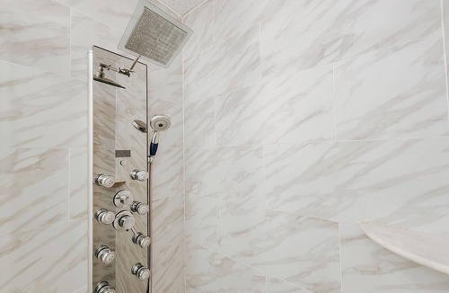 Chinatown Apartment | Convention/3 King Beds/Jet Shower/65" TV