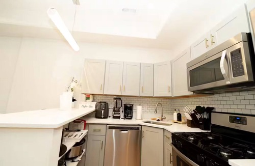 Le Droit Park Apartment | Convention Center/Howard/Downtown Sleeps 8 Apt
