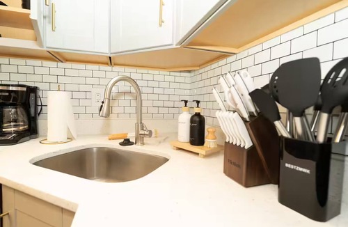 Le Droit Park Apartment | Convention Center/Howard/Downtown Sleeps 8 Apt