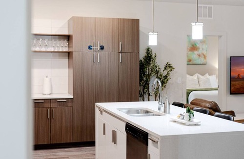 Rio Grande Apartment | Convention Ctr Bespoke Beauty 2BD Pool/Gym/HtubPkg