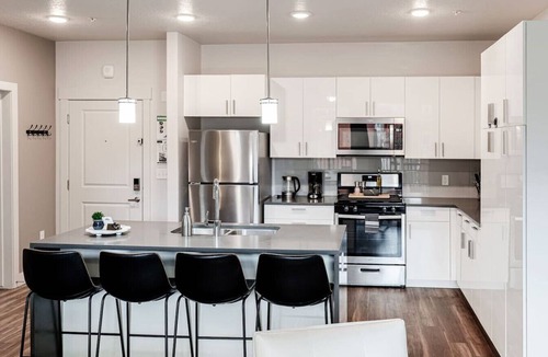 Rio Grande Apartment | Convention Ctr Style-2BR Pool/HotTub/Gym/Theatre