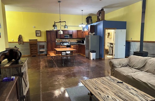 Brownstown House | Converted Barn to your comfy get away, close to Yakima/Naches. Farm Stay Tieton