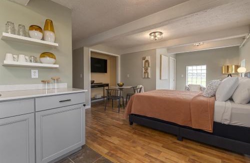 Carbondale Hotel | Converted Historic Suite Full Kitchen, 3rd Flr