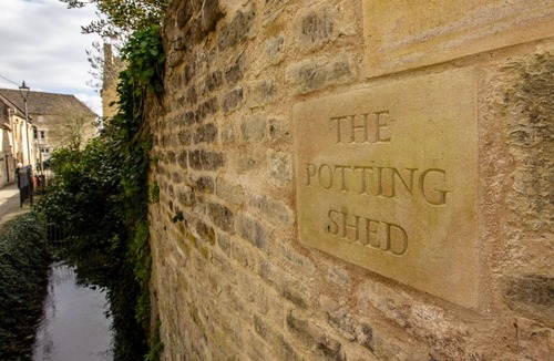 Cirencester Cottage | Converted Luxury Barn - The Potting Shed - Grade II listed