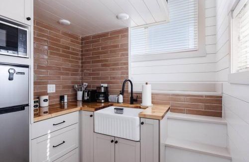 Apple Valley House | Convient tiny home private deck