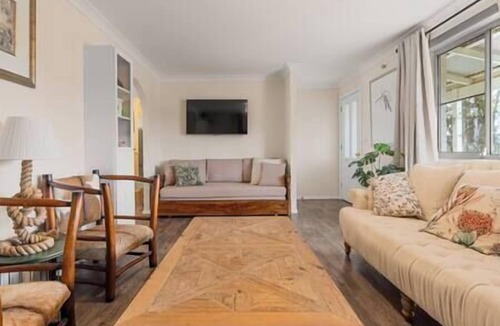 Oberon House | Cooinda, A 3 bedroom home near Mayfield Gardens