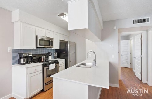 Hyde Park Apartment | Cook and Gather Around in a Fully Equipped Apartment