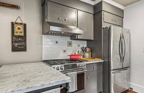Alki House | Cook's Kitchen + Firepit + Pickleball Park Nearby + AC + 2 Parking Spots