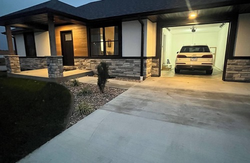 Quincy Condo | Cool 2-bedroom three bed contemporary condo in a quiet area of Quincy.