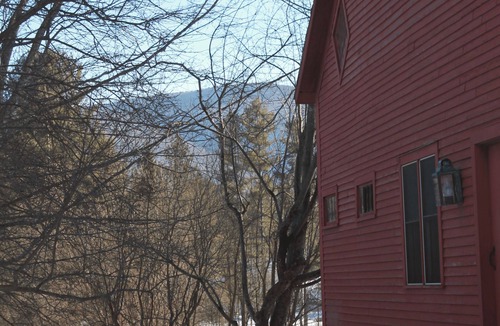 Manchester House | Cool Barn renovation with views. 5 mins to hikes, restaurants, fishing and more!