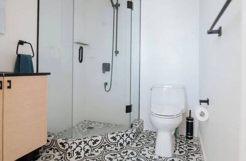 Lower Lonsdale Apartment | Cool & Comfy 3 Bedroom apartment in VANCOUVER - Perfect for your MAJOR INTERNATIONAL SPORTING EVENT trip!
