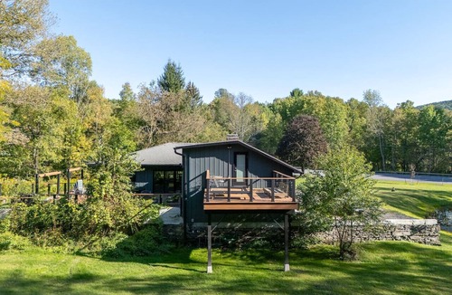 East Meredith House | Cool & Comfy Escape | Family Fun Awaits | Close to the Action