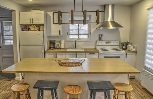 Bolton-Ouest House | Cool & cosy retreat with private lake, paddleboard/kayaks, trails and firepit