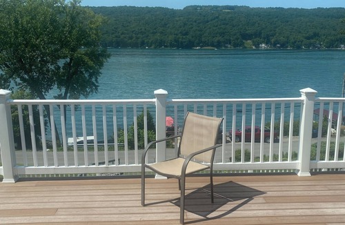 Dundee House | Cool house with AC in charming Dundee with gorgeous views of the lake