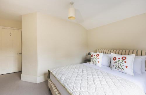 Parsons Green and Walham House | Cool Interior Designed 3BR House Fulham