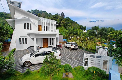 Devikolam Villa | Cool Nest Pool Villa Munnar by VOYEHOMES