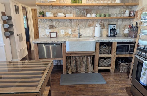 Barton Hills House | COOL off-Barton SPRINGS POOL HERE- Swim, SUP, kayak, Hike. COOL in so many ways