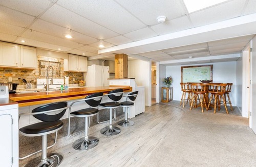 Arnold Apartment | Cool Spring waterfront apartment with pier mins to Annapolis