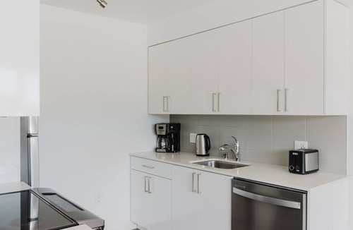 University District Apartment | Cool U District 1BR w/Gym, BBQ, W/D & Rooftop