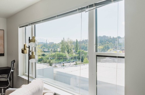 University District Apartment | Cool U District 1BR w/Gym, BBQ, W/D & Rooftop