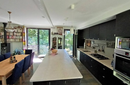 Hennebont House | Cool under the trees and warm in the Nordic bath all year round