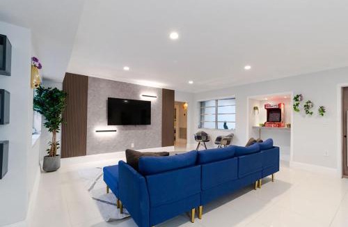 Golden Glades Villa | Cool Villa Northwest Miami BY THE GLAMHOMES