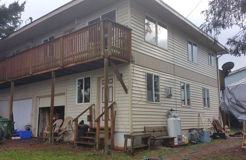 Coos Bay Apartment | Coos Bay View 2-bedroom apartment with bonus third room