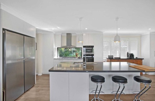 Copacabana House | Copa Beach Vista- Stunning Ocean & Beach Views, walking distance to Sand