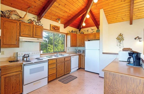 Copalis Beach House | Copalis Beach Retreat | Sleeps 7 | Views & Deck