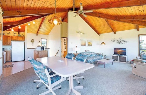 Copalis Beach House | Copalis Beach Retreat | Sleeps 7 | Views & Deck